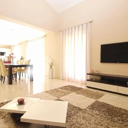 Holiday home Mit Privatpool Fuer 6 Personen Ca 130 Qm In Kosinozici, Porec, Istrien Istrische Riviera *