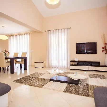 Mit Privatpool Fuer 6 Personen Ca 130 Qm In Kosinozici, Porec, Istrien Istrische Riviera *